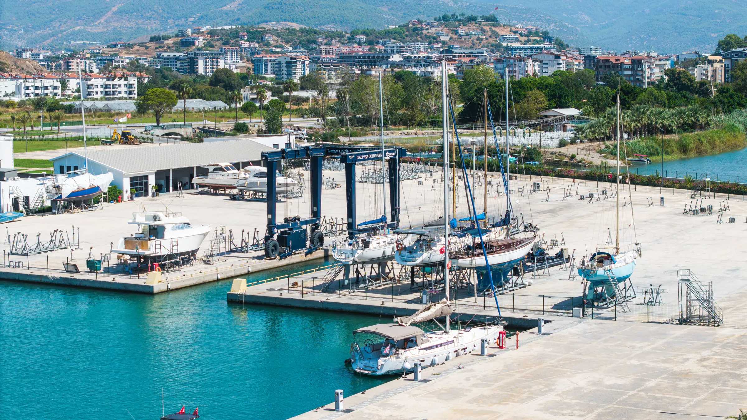 Karapark alanında kışlamadaki tekneler ve travel lift
